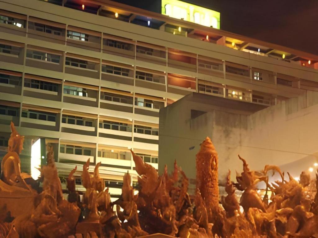 乌汶酒店 外观 照片