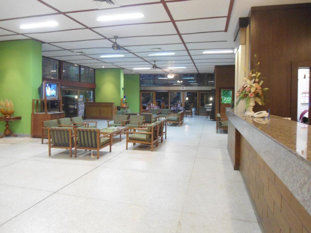 乌汶酒店 外观 照片